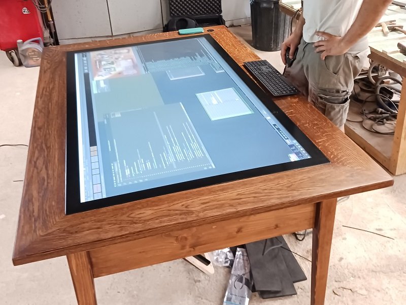 Table interactive, écran tactile dans une table en chêne massif